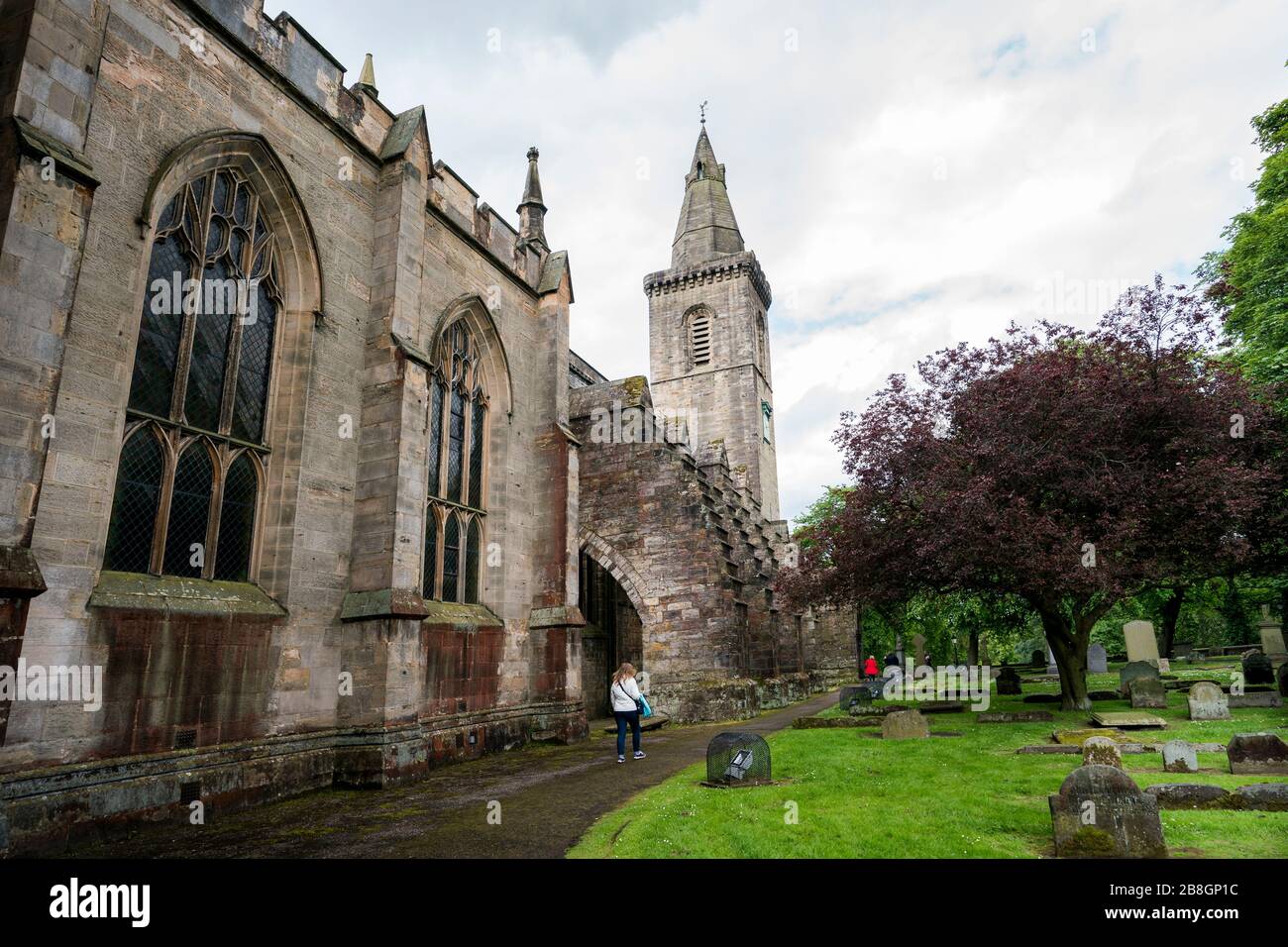 Eine Touristenwanderung durch die berühmte Dunfermline Abbey und den Friedhof in der antiken Hauptstadt Dunfermline; Königreich Fife; Fife; Schottland; Großbritannien; Europa Stockfoto