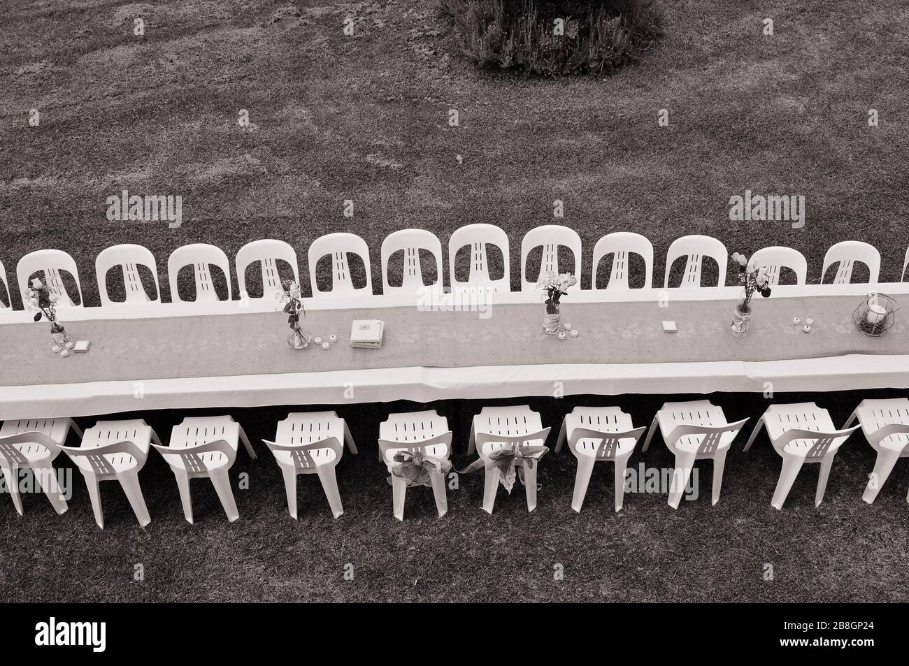 Hochzeits-Hochzeitsfeier im Freien, langer Esstisch und Sitzanordnung an einem grasbewachsenen Flussufer in Sydney, Australien Stockfoto