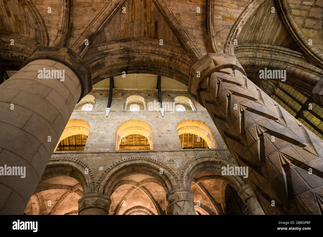 Geschnitzte Säulen und Bogenfenster im Inneren der Dunfermline Abbey, einer Church of Scotland Parish Church, Dunfermline; Kingdom of Fife; Fife; Scotland; UK Stockfoto