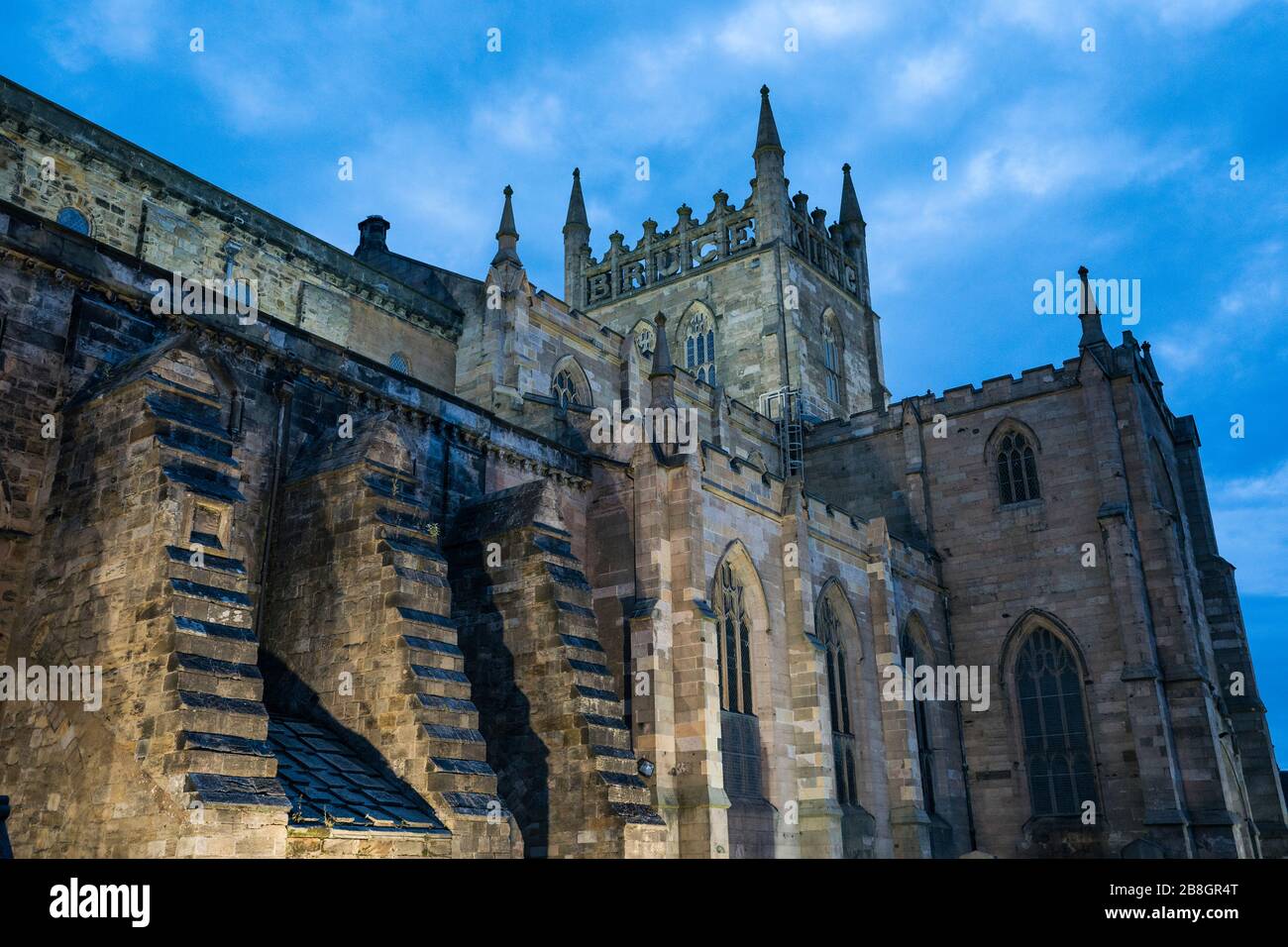 Königspalast und Kloster in der Dämmerung in der historischen Hauptstadt des Landes, eines der großen Kulturzentren, das einst das reichste und mächtigste in Scotla war Stockfoto