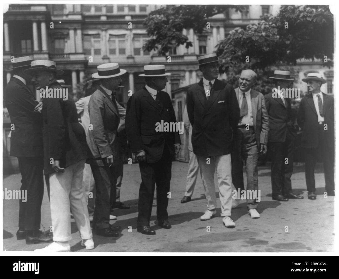 Gouverneur Cox und Franklin D. Roosevelt umgeben von Zeitapermen, als sie vor dem Weißen Haus zur Konferenz mit Presse-Wilson ankamen Stockfoto