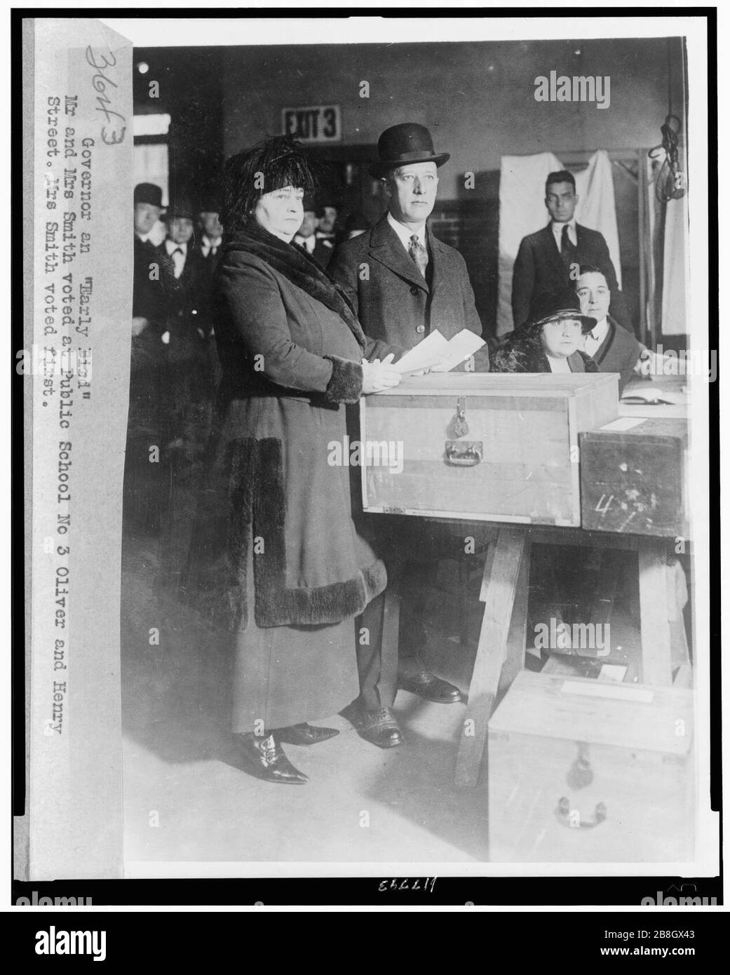 Gouverneur an 'Early Bird' - Mr. Und Mrs. Smith stimmten an der Public School Nr. 3, Oliver und Henry Street Stockfoto