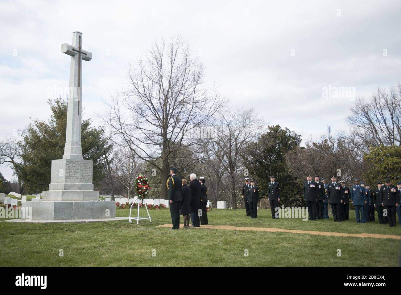 Gouverneur General von Kanada legt einen Kranz am Grab des unbekannten Soldaten und am kanadischen Opferkreuz auf dem Nationalfriedhof Arlington Stockfoto