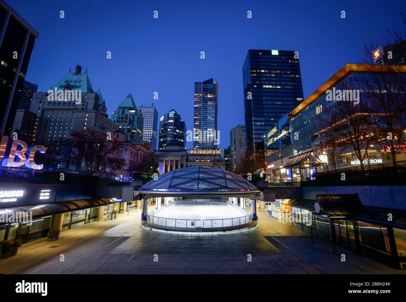 Vancouver, Kanada. März 2020. Ein leerer Robson Square in der Innenstadt von Vancouver wird als die Regierung angesehen, die die Unternehmen zwingt, ihre Türen zu schließen, um auf den COVID-19-Ausbruch in Vancouver, Kanada, am 21. März 2020 zu reagieren. Kredit: Liang Sen/Xinhua/Alamy Live News Stockfoto