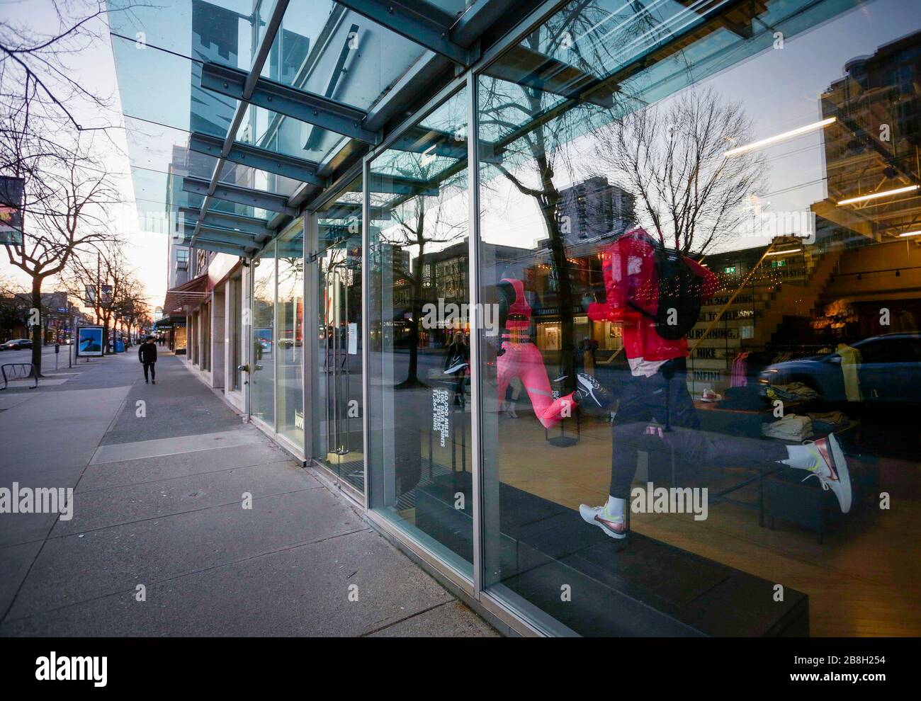 Vancouver, Kanada. März 2020. Die Robson Street in der Innenstadt von Vancouver, bekannt als Hauptviertel für Touristen und Käufer, ist verlassen, da die Regierung die Unternehmen dazu zwingt, ihre Türen zu schließen, um auf den COVID-19-Ausbruch in Vancouver, Kanada, vom 21. März 2020 zu reagieren. Kredit: Liang Sen/Xinhua/Alamy Live News Stockfoto