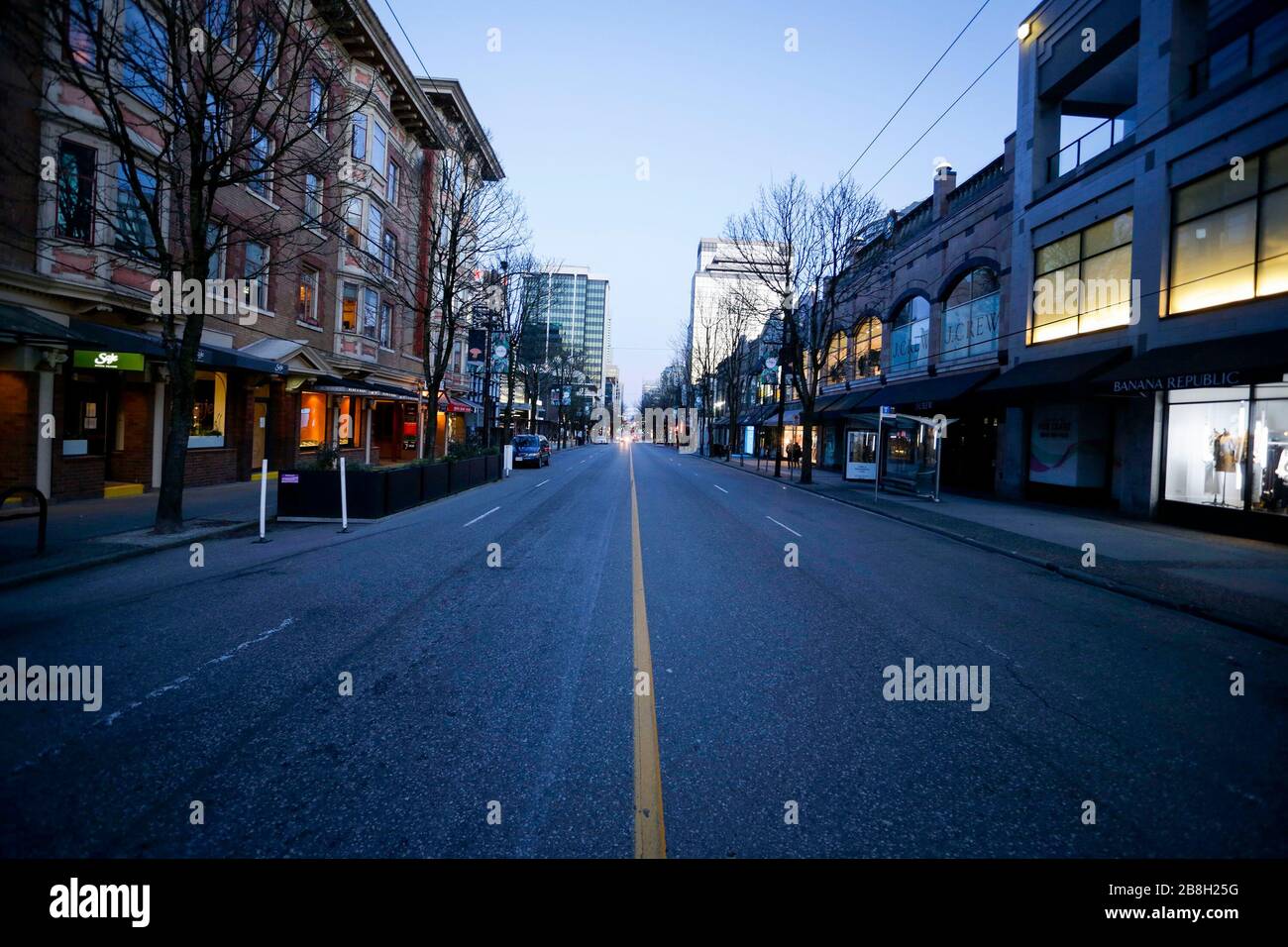 Vancouver, Kanada. März 2020. Die Robson Street in der Innenstadt von Vancouver, bekannt als Hauptviertel für Touristen und Käufer, ist verlassen, da die Regierung die Unternehmen dazu zwingt, ihre Türen zu schließen, um auf den COVID-19-Ausbruch in Vancouver, Kanada, vom 21. März 2020 zu reagieren. Kredit: Liang Sen/Xinhua/Alamy Live News Stockfoto