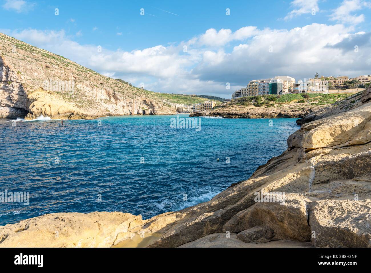 Klare blaue Meere in Xlendi Gozo, Malta Stockfoto