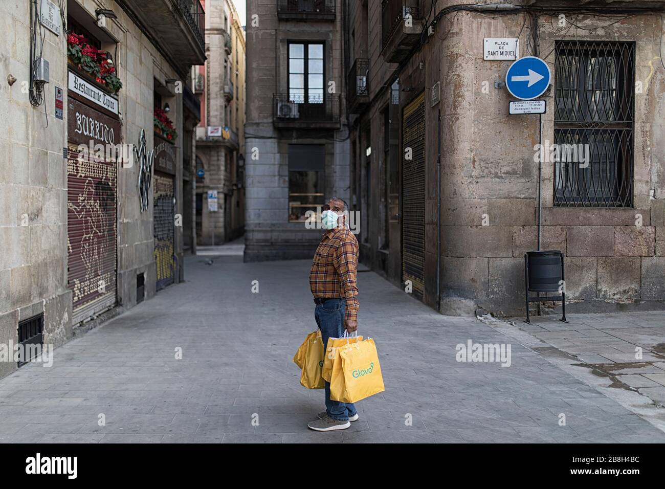 Ein Glovo-Fahrer, der Essen in der Nähe des Rathauses von Barcelona liefert. Stockfoto