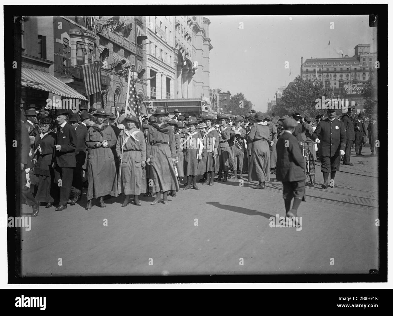 GROSSARMEE DER REPUBLIK. PARADE AN DER EINFRIEDUNG VON 1915. CAMP FIRE MÄDCHEN Stockfoto