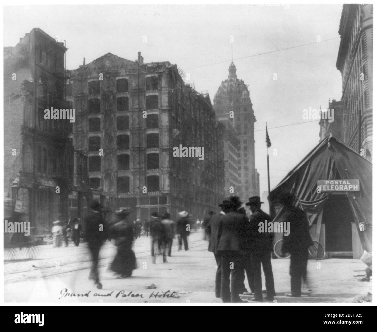 Grand und Palace Hotels. (Straßenszene der Ruine nach dem Erdbeben von San Francisco von 1906; Posttelegraphenzelt im rechten Vordergrund) Stockfoto