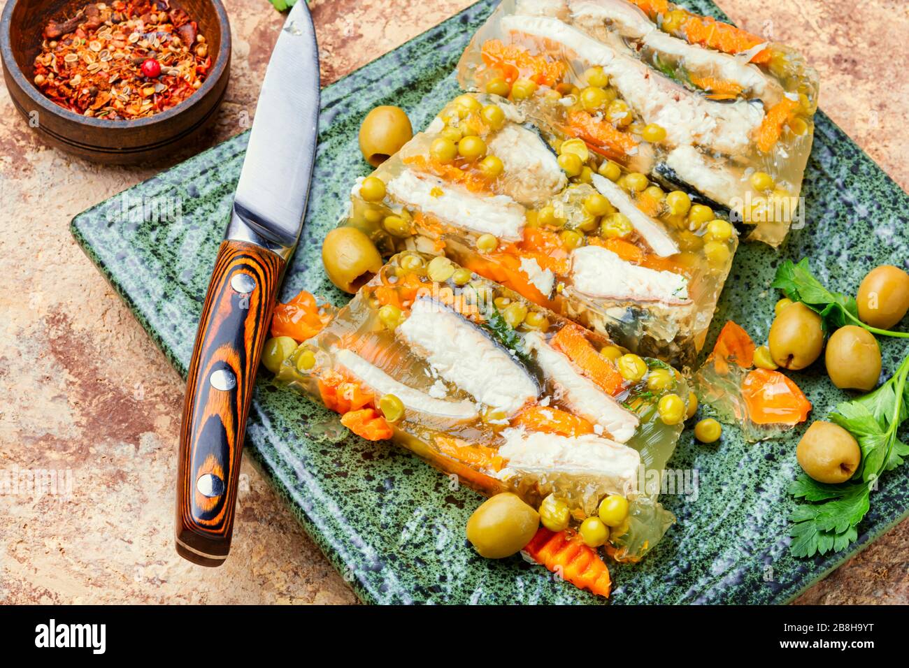 Dschelliges, kaltes Fischgericht, gefüllt mit gelatinöser Brühe. Russische nationale Küche Stockfoto