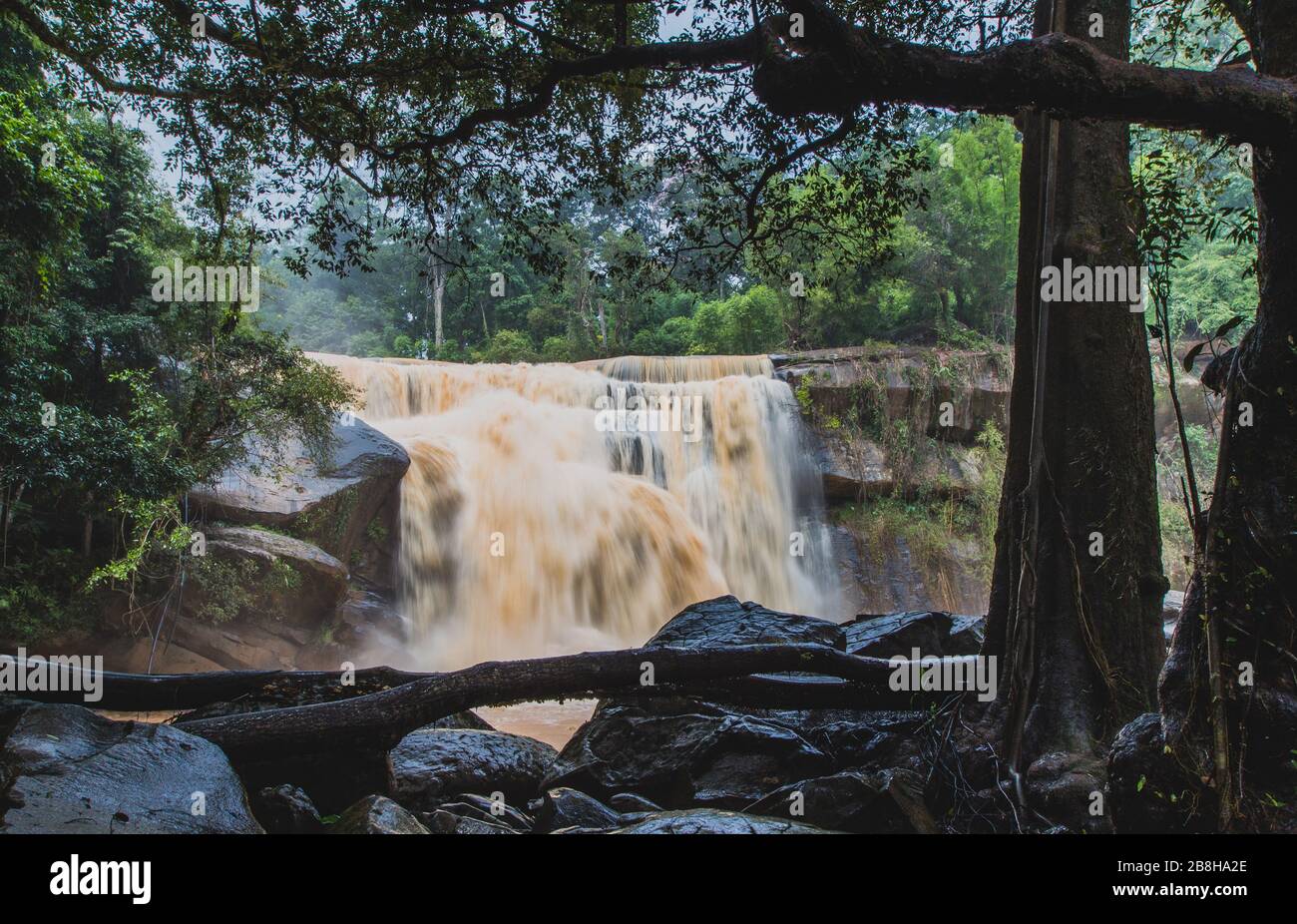 Tat Hueang Wasserfall oder Thai-Lao Freundschaft Wasserfall während der Regenzeit Stockfoto