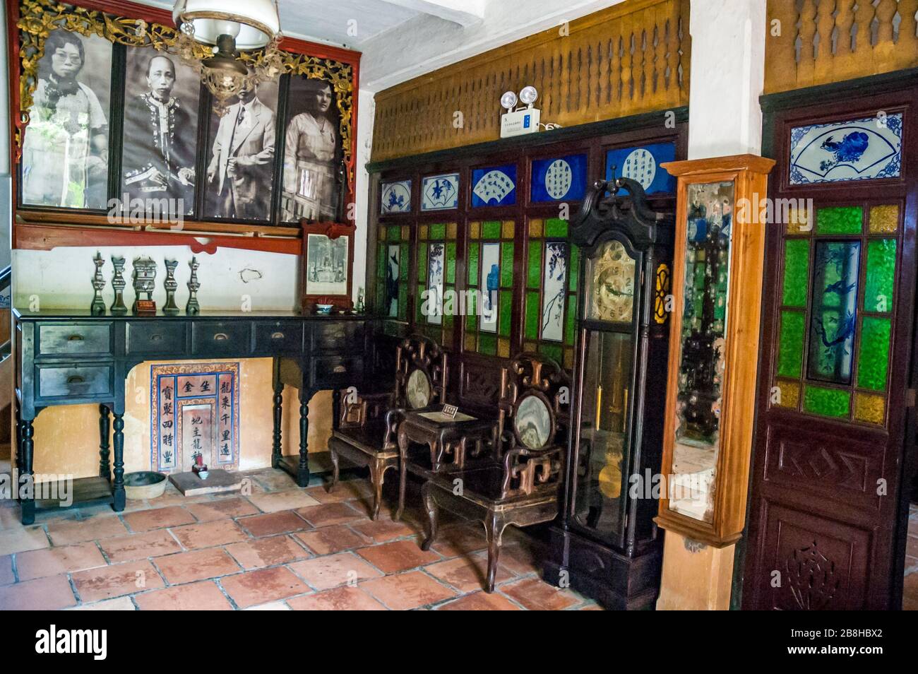 Das Innere von Mingshi lou in dem Dorf in Zili, das von der wohlhabenden Familie Fang erbaut wurde, die Geld von Restaurants in Chicago verdient hatte. Kaiping, Provinz Guangdong, Ch Stockfoto