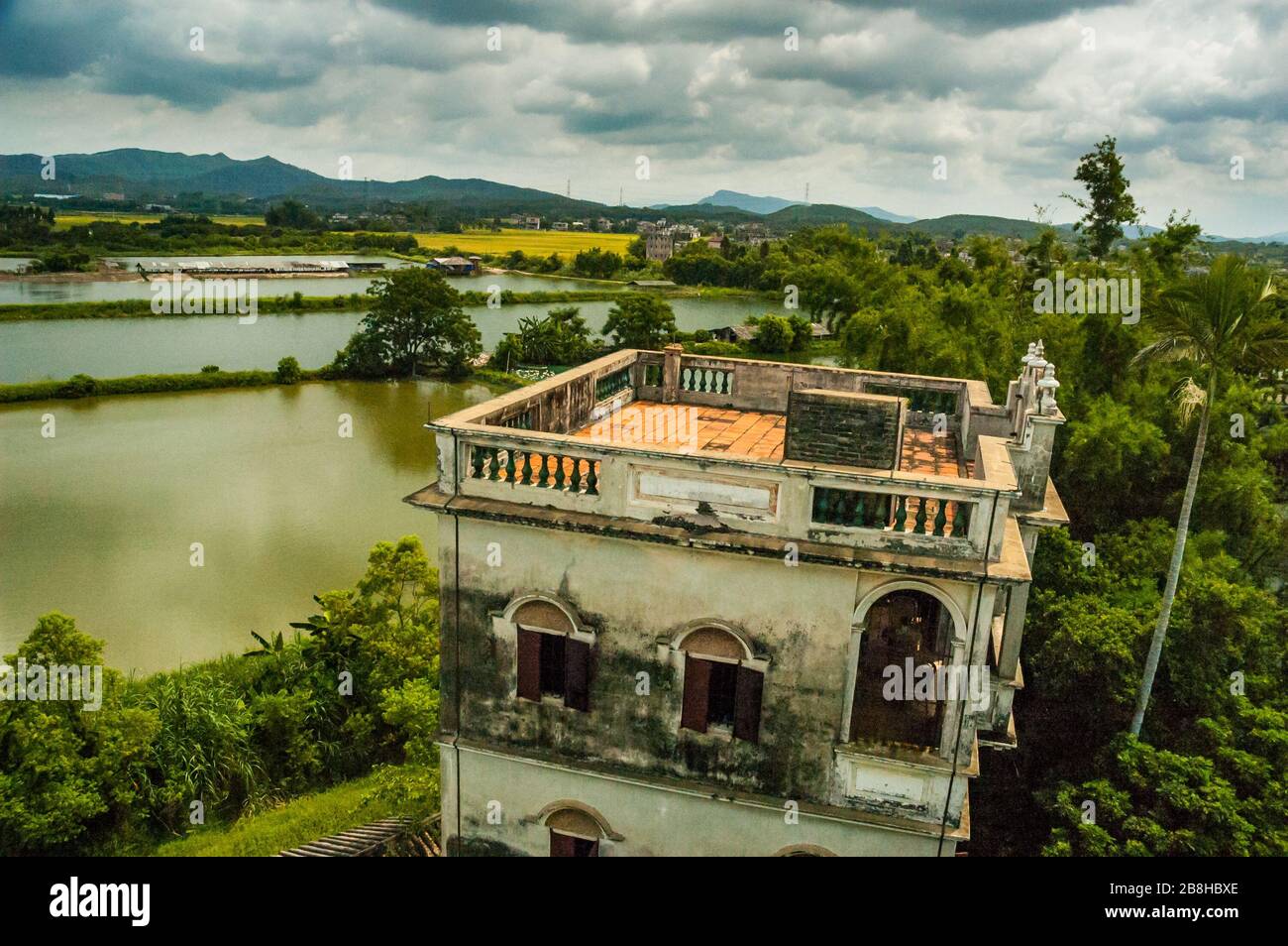 Ein Turm blickt auf die Landschaft des Dorfes Zili, Kaiping, Gangdong, China. Stockfoto