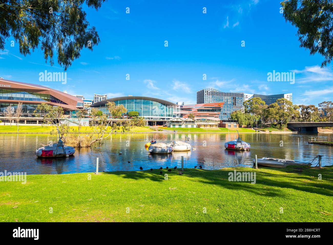 Adelaide, Australien - 4. August 2019: River Torrens mit BBQ-Bojen im Stadtzentrum von Adelaide an einem Tag über Riverbank Stockfoto