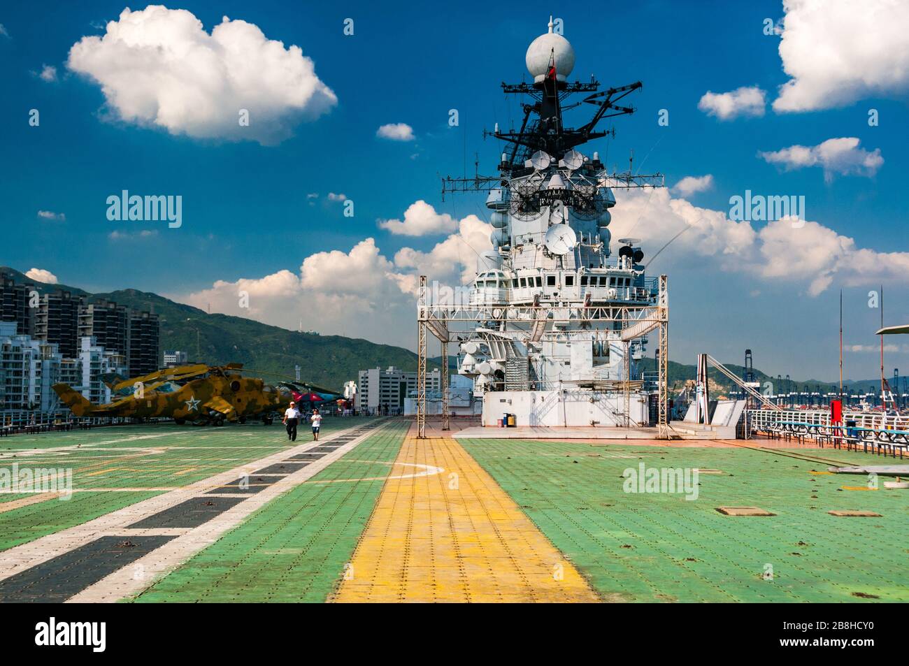 Blick auf das Flugdeck von Minsk einen alten sowjetischen Flugzeugträger im Einsatz als militärischer Themenpark in Yantian, Shenzhen, China. Stockfoto