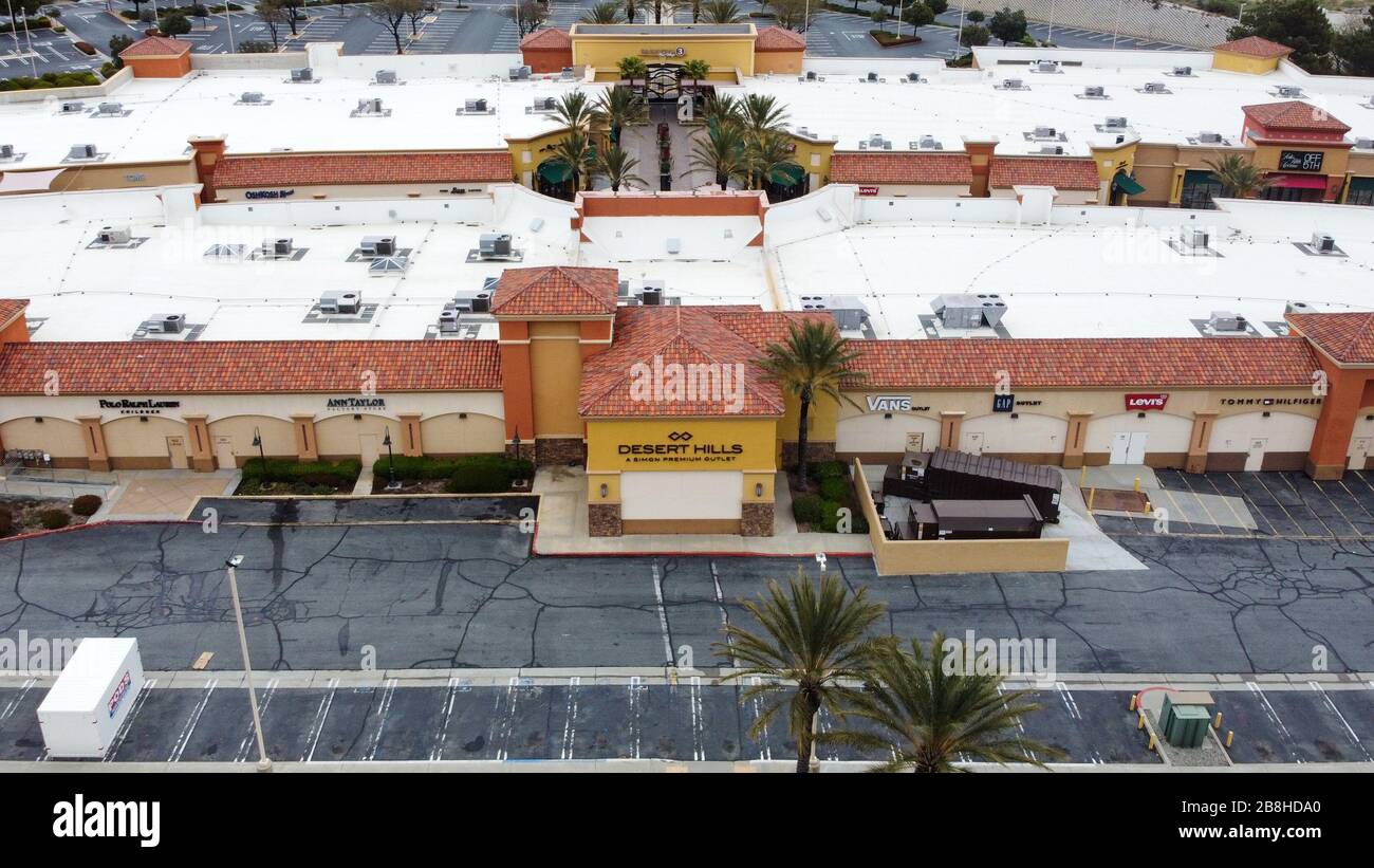 Allgemeine Luftaufnahme der Desert Hills Premium Outlets, Freitag, 20. März 2020, in Cabazon, Kalifornien. Die Verkaufsstellen kündigten am Donnerstag an, dass sie geschlossen werden, um die Verbreitung des neuartigen Coronavirus (COVID-19) zu unterstützen (Foto von IOS/Espa-Images) Stockfoto