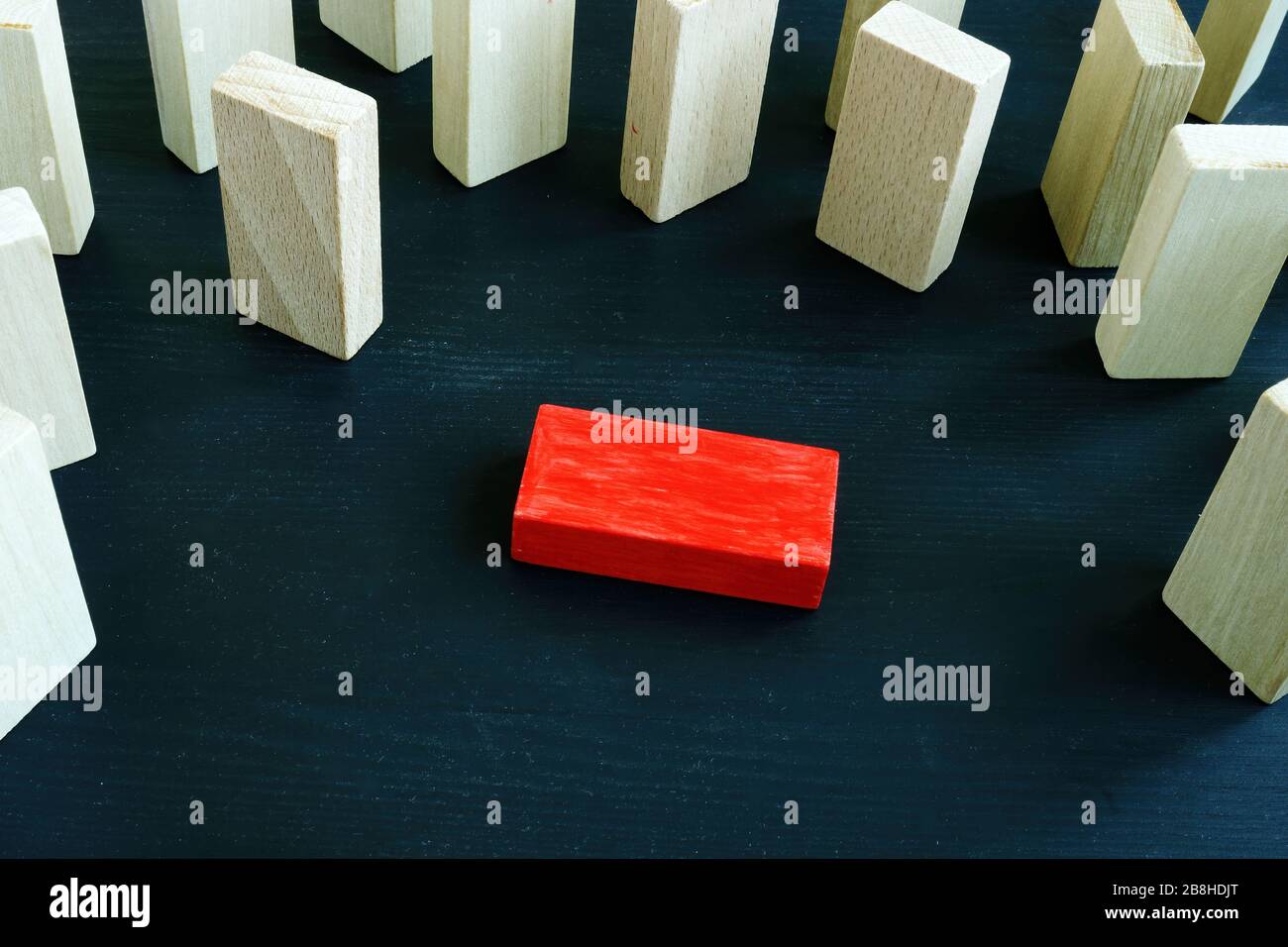 Opfer des Coronavirus-Konzepts. Liegender roter Block, umgeben von Holz. Stockfoto
