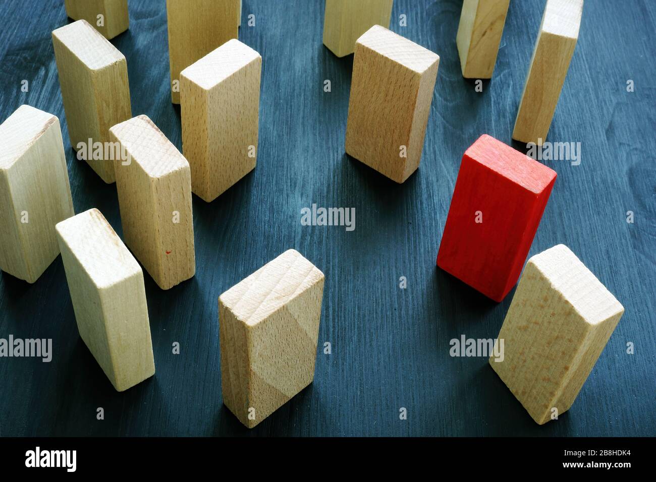 Seien Sie anders. Konzept für Talentbeschaffung und Personalbeschaffung. Roter Block in der Menge. Stockfoto