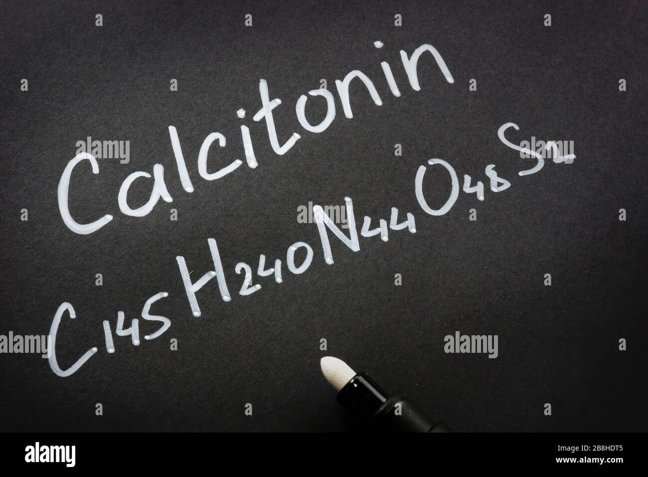 Calcitoninhormon und handschriftliche Summenformel. Stockfoto