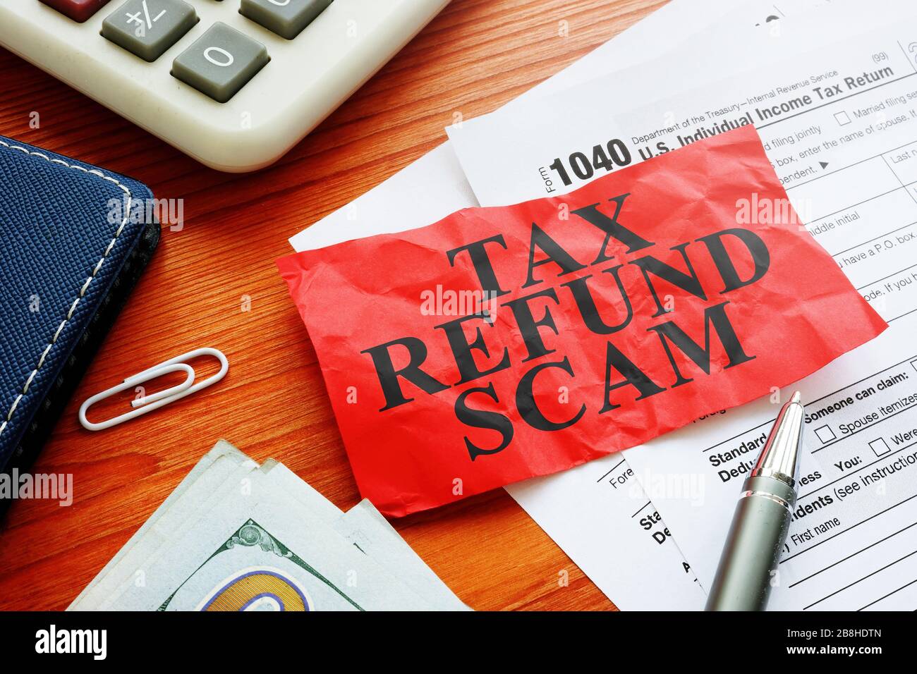 Steuerrückerstattung schimpft rotes Blatt über Betrug und Geld. Stockfoto