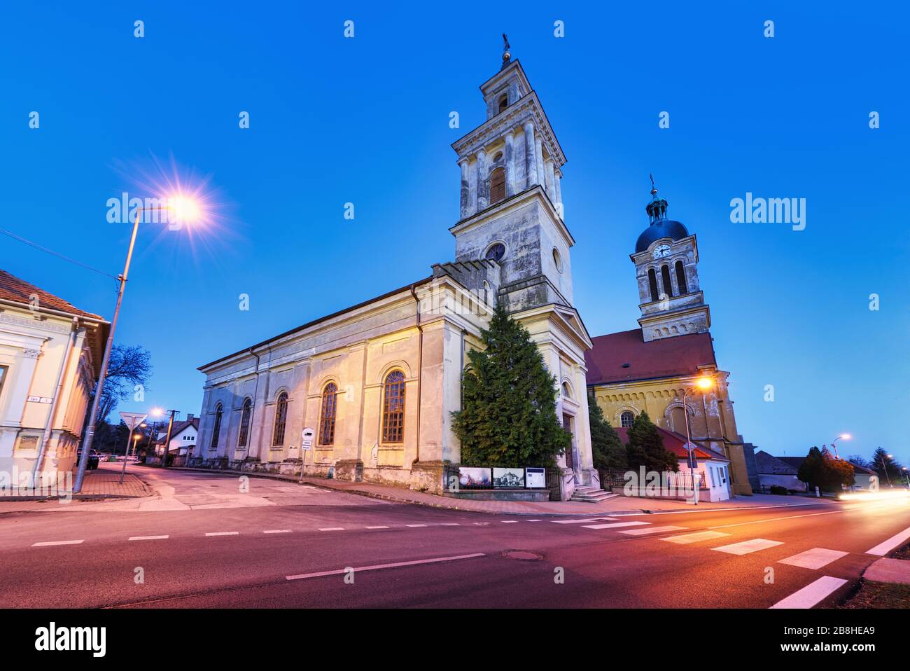 Slowakei - Stadt Modra mit Kirche in der Nacht Stockfoto