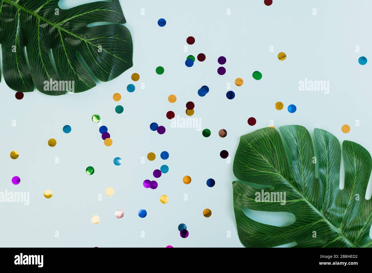 Vorlage für Text oder Werbung auf blauem Hintergrund mit Konfetti. Tropische Wochenendparty. Stockfoto