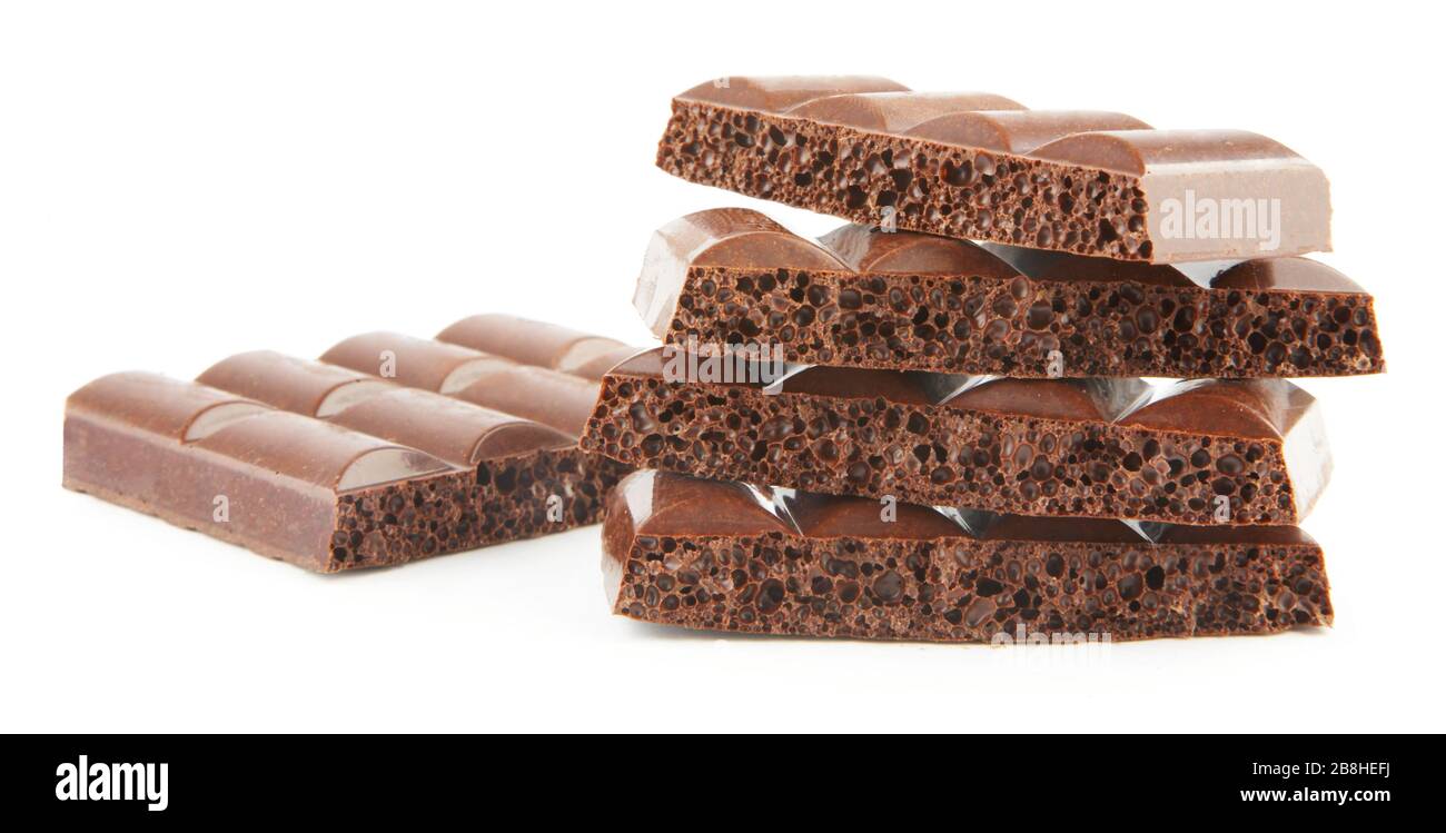 Stapel von brauner poröser Schokolade isoliert auf weißem Hintergrund Stockfoto