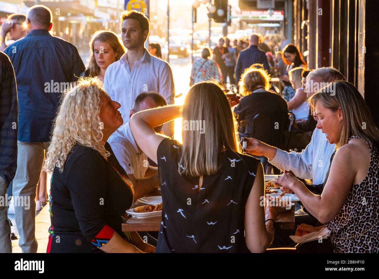 Newtown, Sydney, NSW - 27. 10 2018: Freunde, die bei Sonnenuntergang im Freien essen Stockfoto