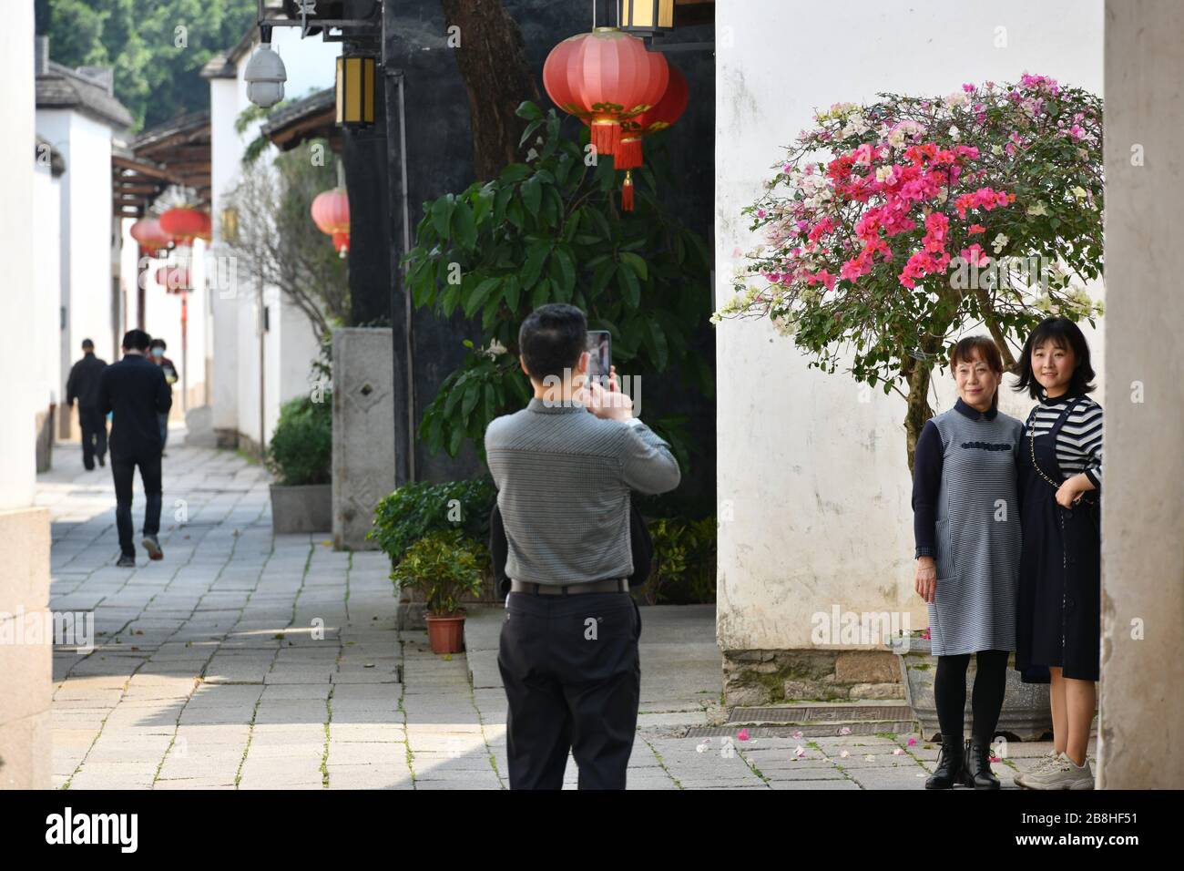Fuzhou, Chinas Provinz Fujian. März 2020. Am 22. März 2020 fotografieren die Menschen in SanfangQixiang (drei Spuren und sieben Gassen), einem malerischen Ort in Fuzhou, der Hauptstadt der südostchinesischen Provinz Fujian. Kredit: Jiang Kehong/Xinhua/Alamy Live News Stockfoto