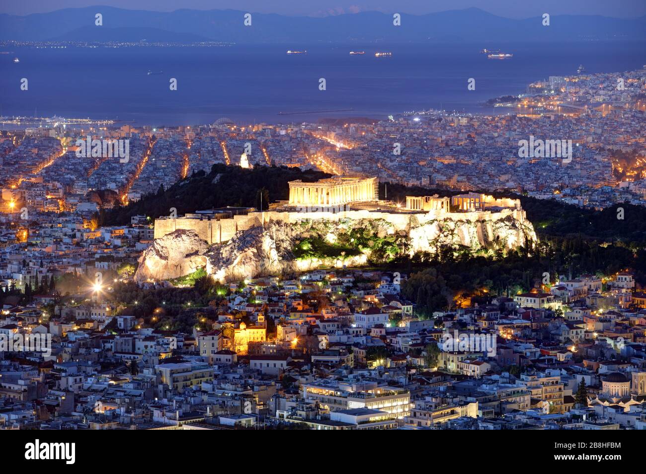 Skyline Panorama mit Blick auf die Akropolis von Athen in Griechenland von Peak Lycabettus bei Nacht Stockfoto