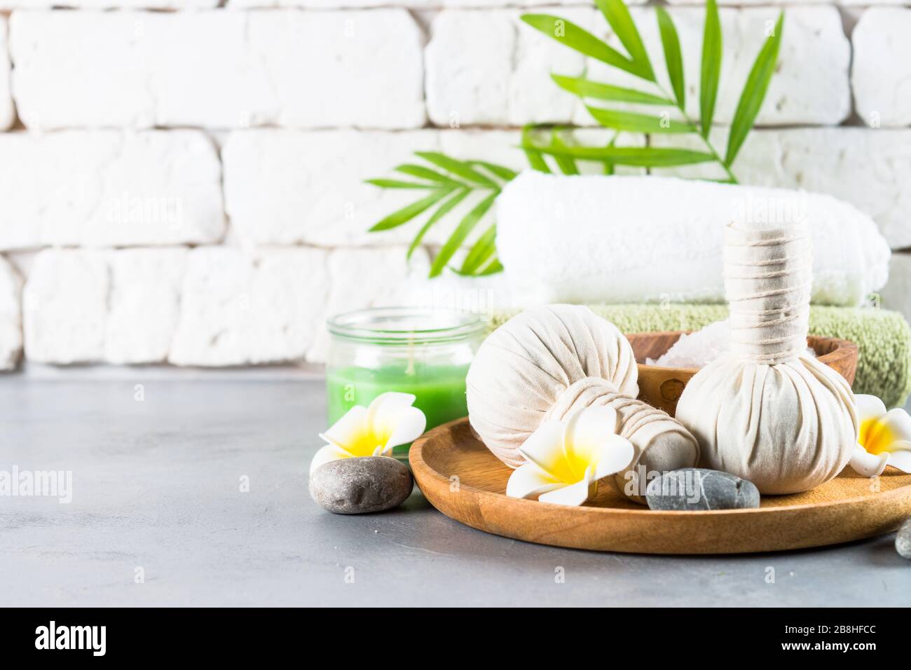 Spa-Behandlungshintergrund, Spa-Produkt in Weiß. Stockfoto