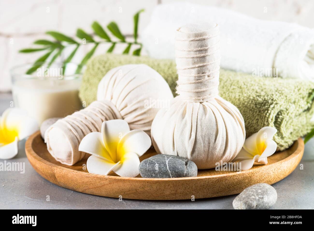 Thai-Massage, die Bälle, Handtücher und Blumen zusammendrückt. Stockfoto