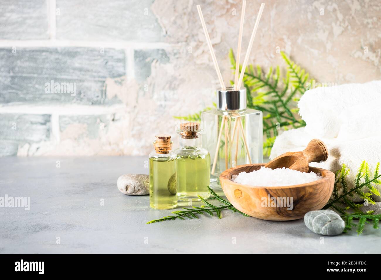 Spa-Behandlungshintergrund, Spa-Produkt in Weiß. Stockfoto