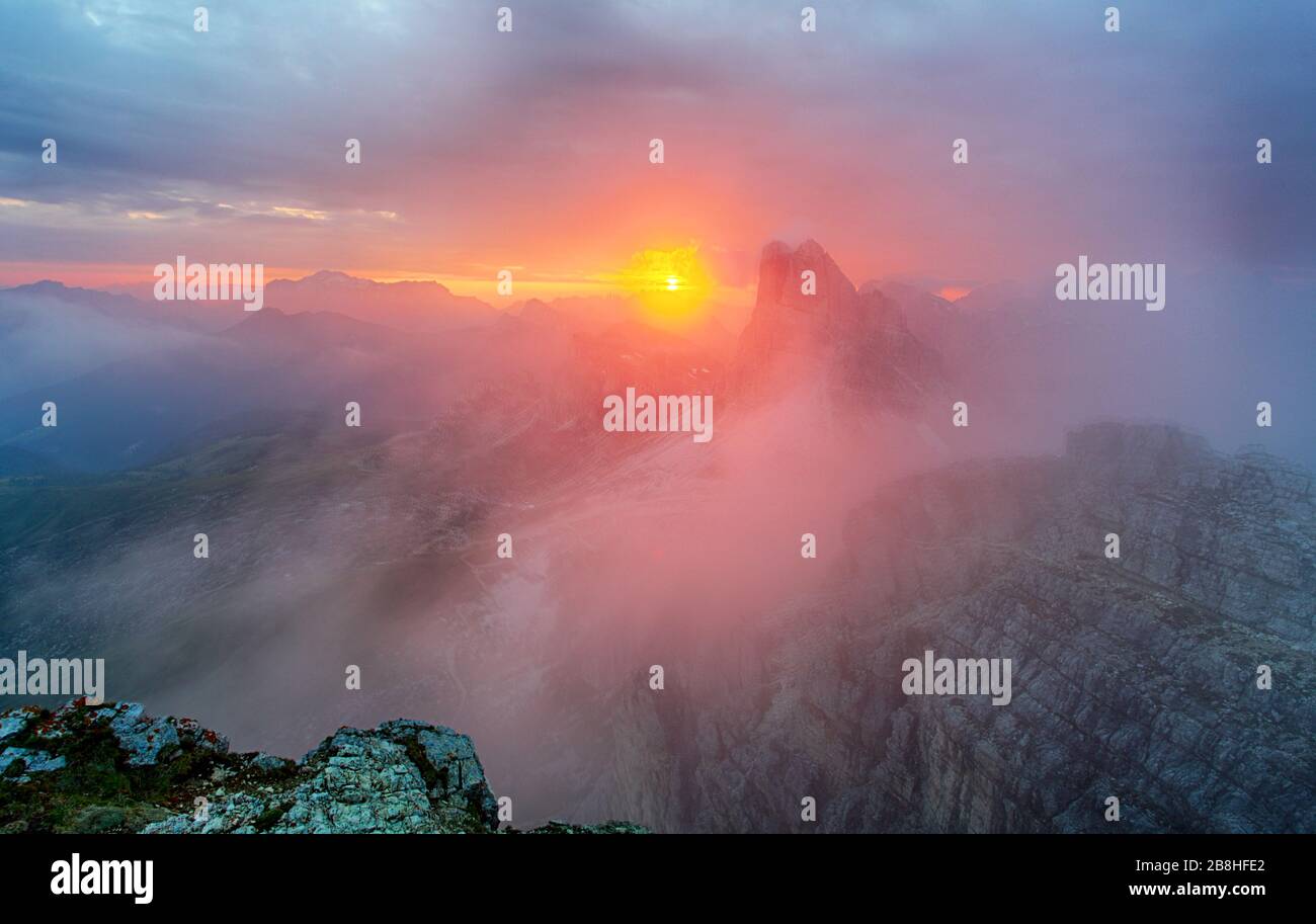 Rote Landschaft Bergpanorama, Dolomiti Stockfoto
