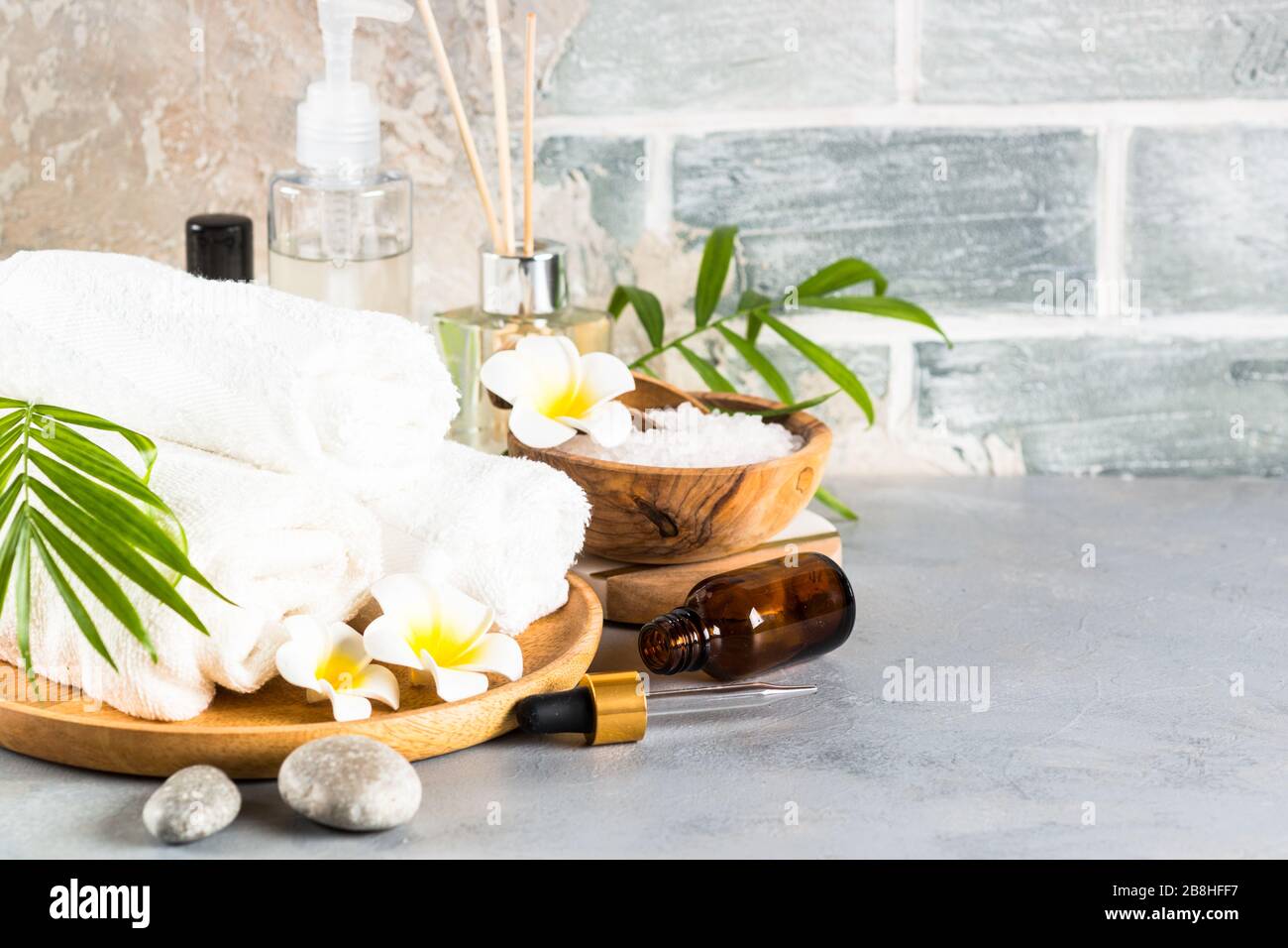Spa-Behandlungshintergrund, Spa-Produkt in Weiß. Stockfoto