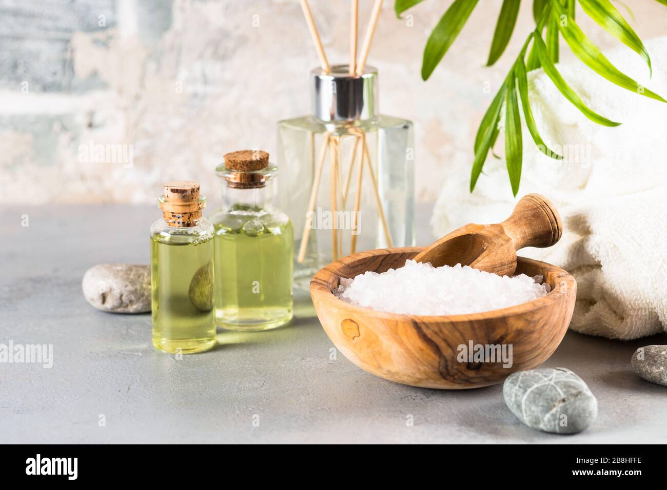 Spa-Behandlungshintergrund, Spa-Produkt in Weiß. Stockfoto