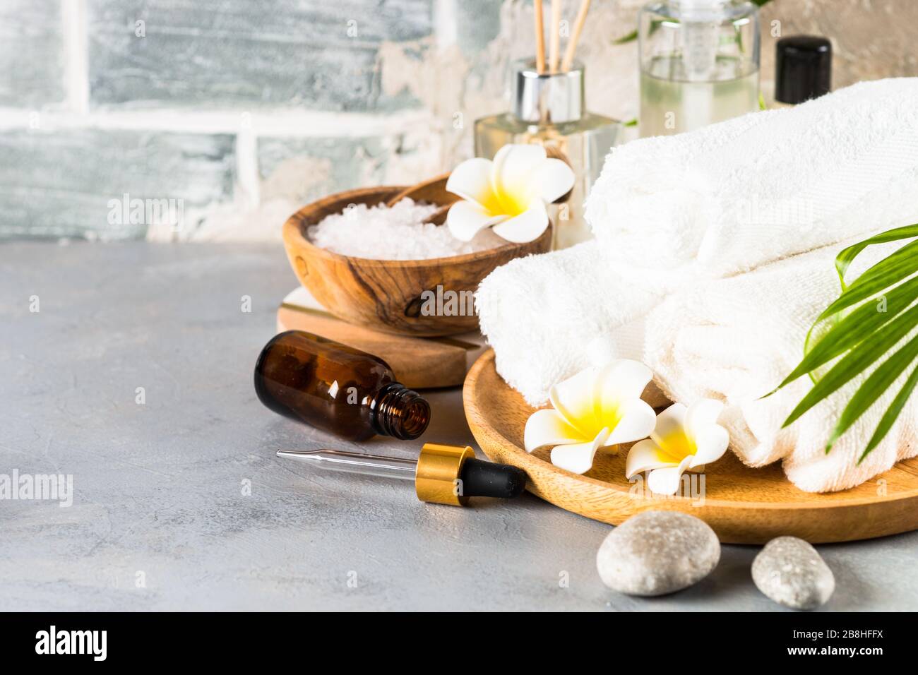 Spa-Behandlungshintergrund, Spa-Produkt in Weiß. Stockfoto