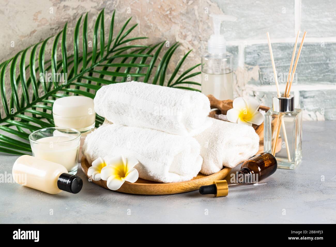 Spa-Behandlungshintergrund, Spa-Produkt in Weiß. Stockfoto