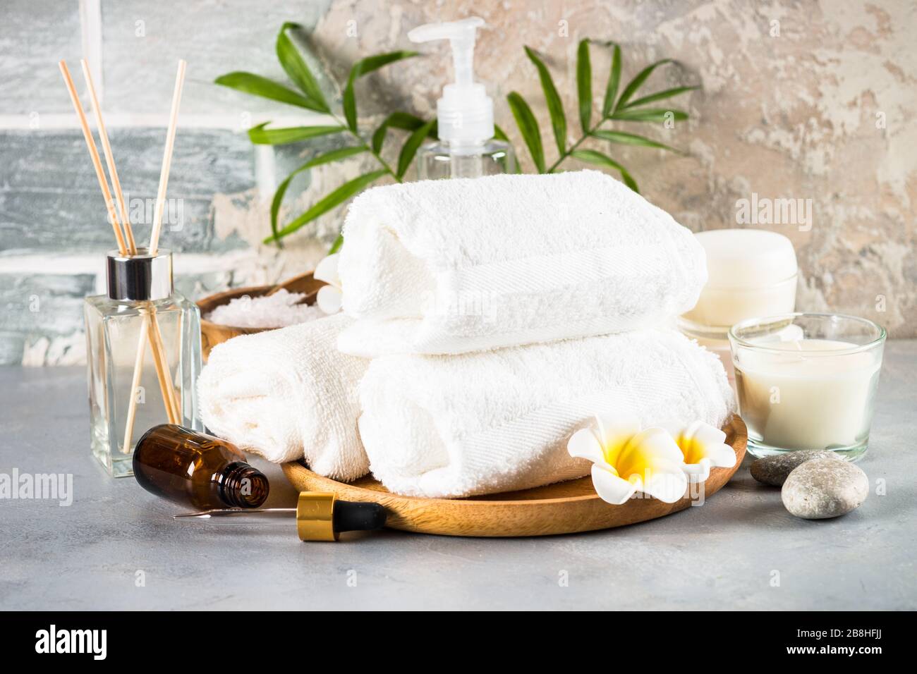 Spa-Behandlungshintergrund, Spa-Produkt in Weiß. Stockfoto