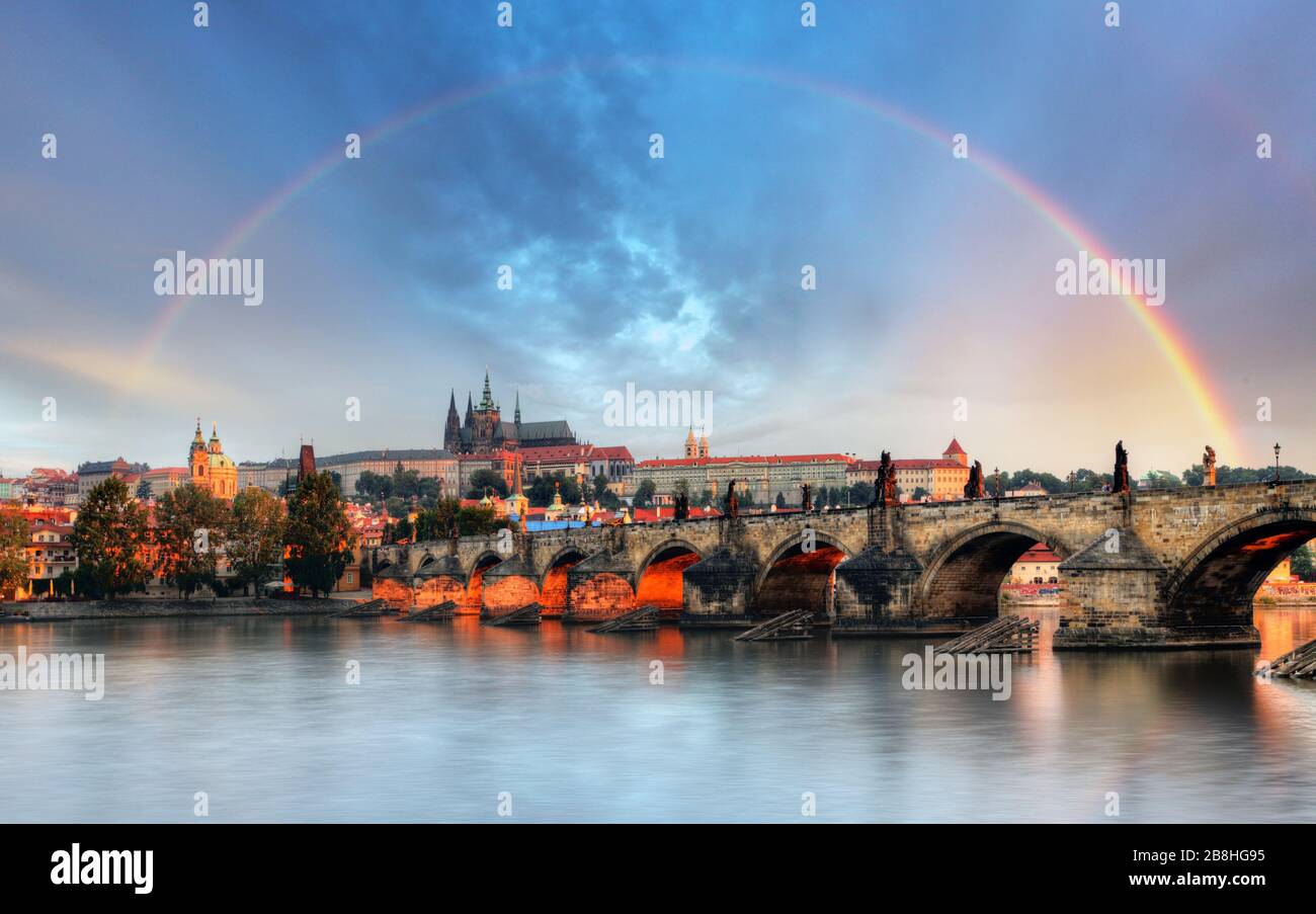 Regenbogen über Prager Burg, Tschechien Stockfoto