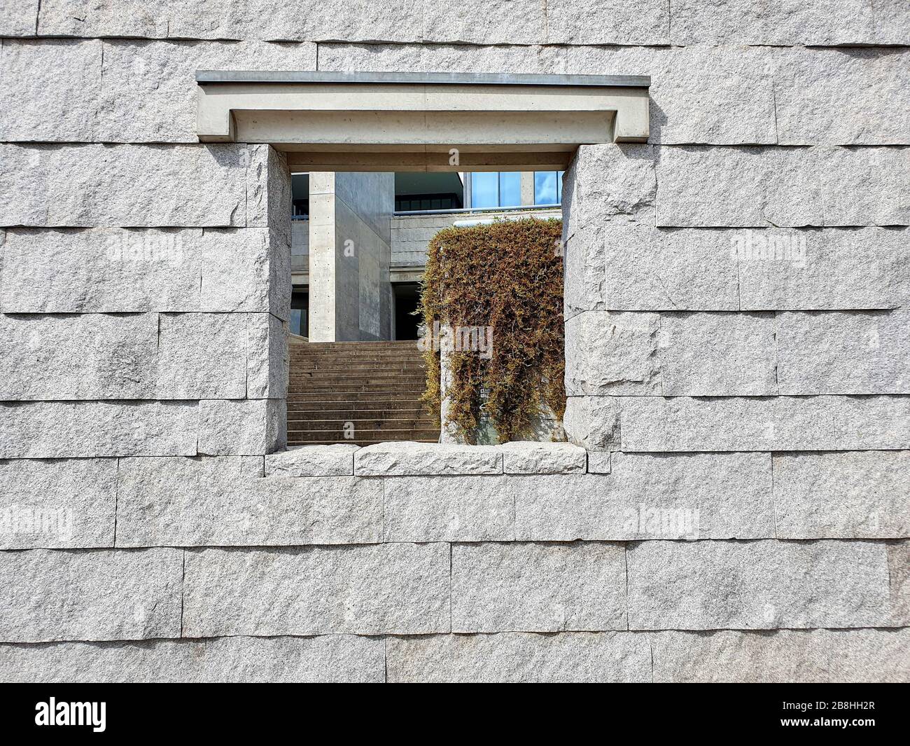 Kleine Fenster in Steinmauer Stockfoto