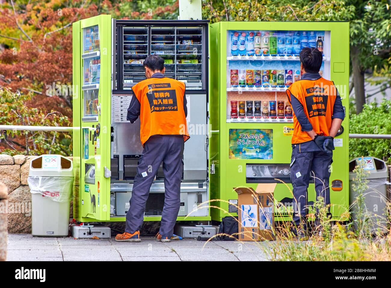 Arbeiter in einheitlichen Wechselgetränken im Automaten in Japan Stockfoto