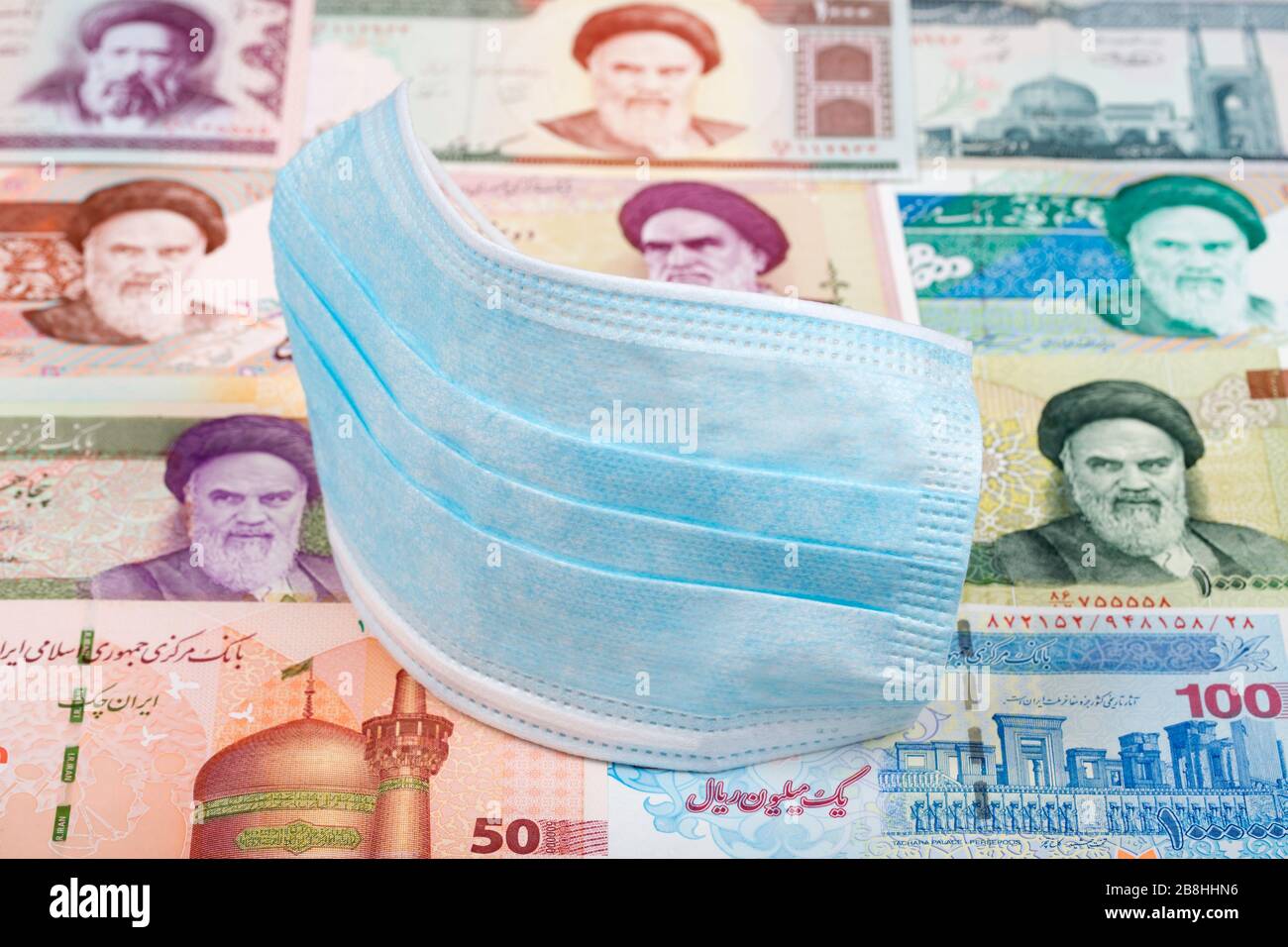 Schutzmaske auf iranischem Geld - Rial Stockfoto