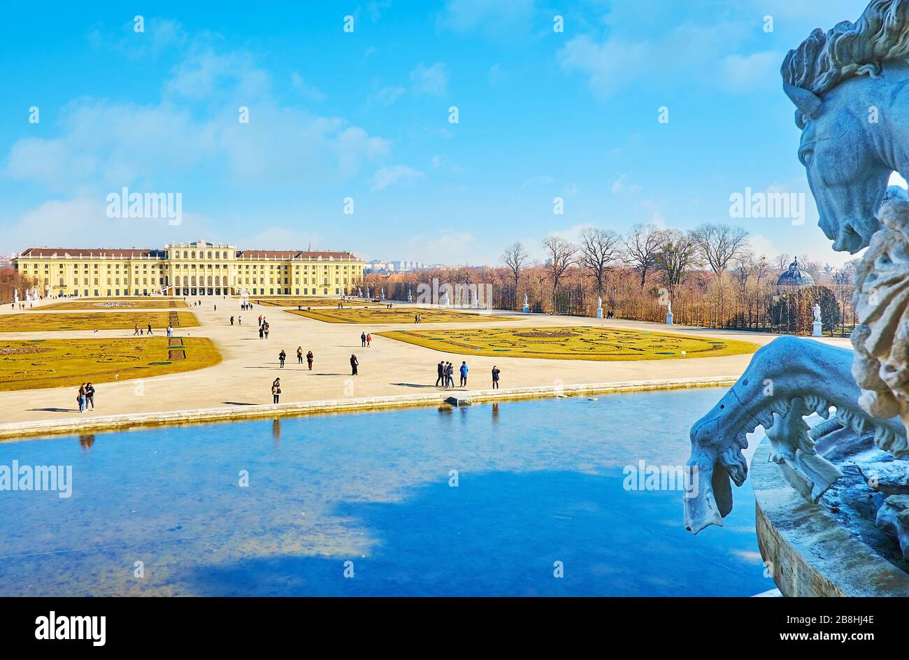 WIEN, ÖSTERREICH - 19. FEBRUAR 2019: Die aussichtsterasse des Neptun Brunnens eröffnet im Februar den Blick auf Teich, großen Parterre-Garten und Schloss Schönbrunn Stockfoto