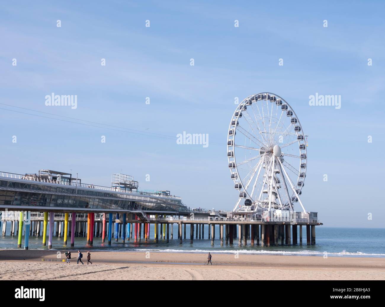 Den Haag, 18. Februar 2019: Scheveningen, Den Haag, Niederlande. Riesenrad und ein Bungeturm an der Anlegestelle von Scheveningen, den Haag. The Neth Stockfoto