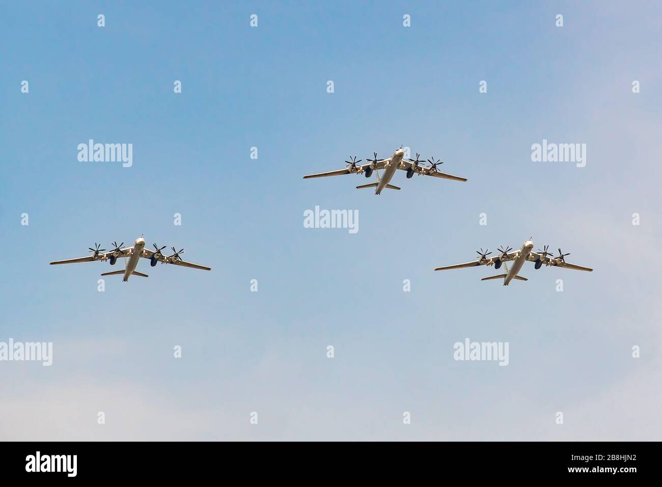 Moskau, Russland - 04. Mai 2018: Gruppe des russischen strategischen Bombers Tupolev TU-95 während der Paradeprobe am Siegestag Stockfoto