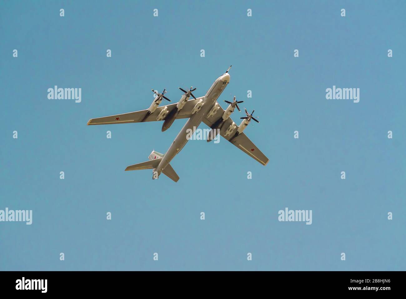 Moskau, Russland - 04. Mai 2018: Russischer strategischer Bomber Tupolev TU-95 während der Paradeprobe am Siegestag Stockfoto