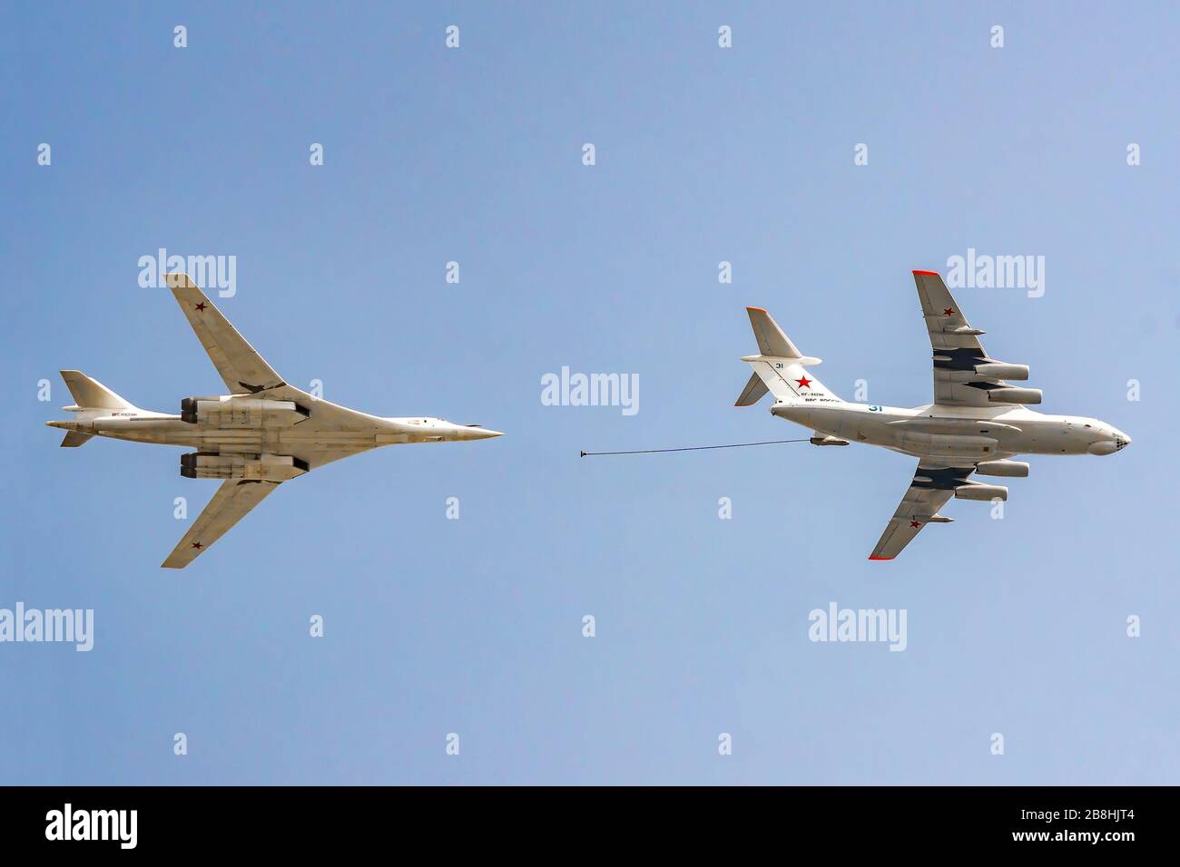 Moskau, Russland - 04. Mai 2018: Russischer strategischer Bomber Tupolev TU-160 und IL - 78 während der Paradeprobe am Siegesfeiertag Stockfoto