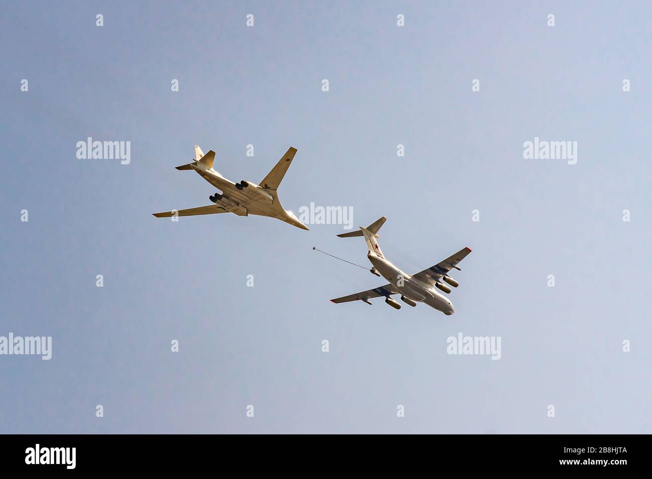 Moskau, Russland - 04. Mai 2018: Russischer strategischer Bomber Tupolev TU-160 und IL - 78 während der Paradeprobe am Siegesfeiertag Stockfoto